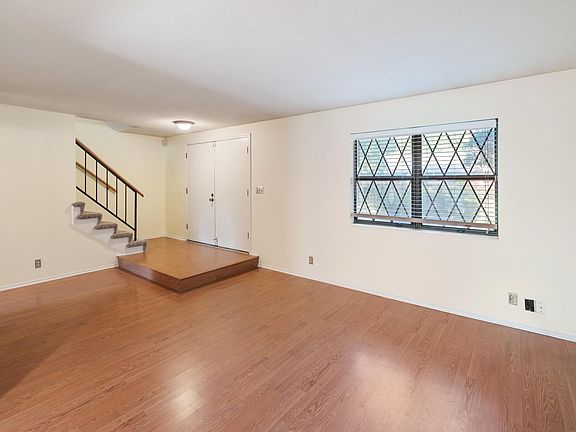 4th image of 953 Green Oaks Dr
