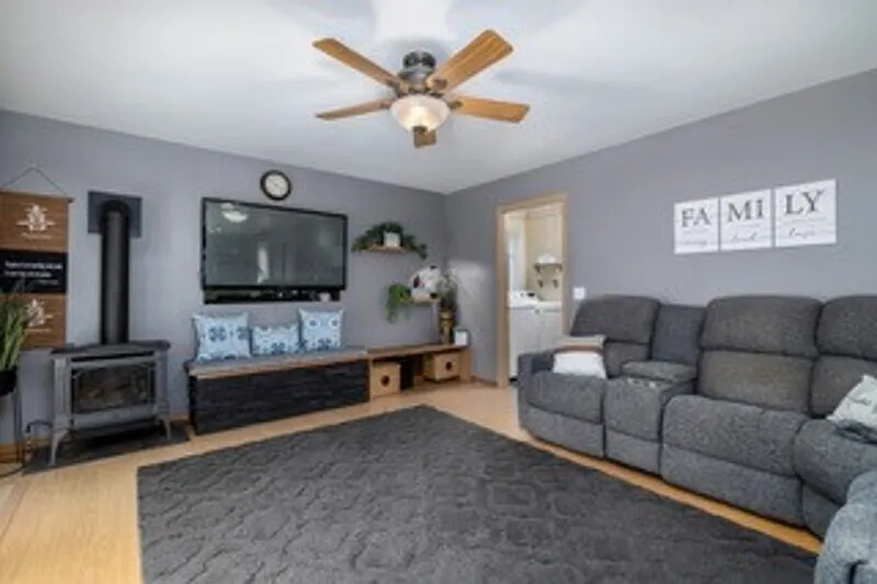 3 bed, 2.5 bath, 1909 sqft, $3,100 — Photo 2