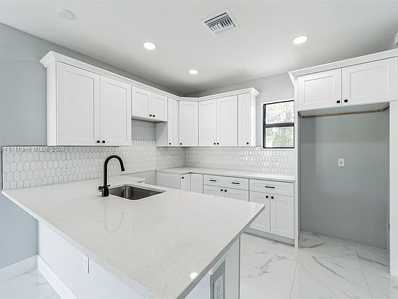 5th image of 638 Eisenhower Blvd