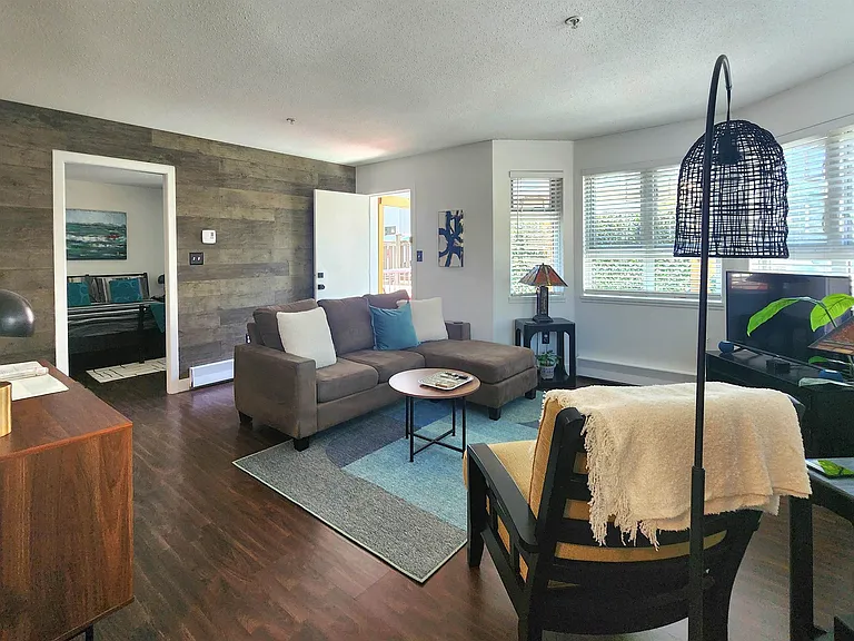 921 Thurlow St #204 — Photo 11