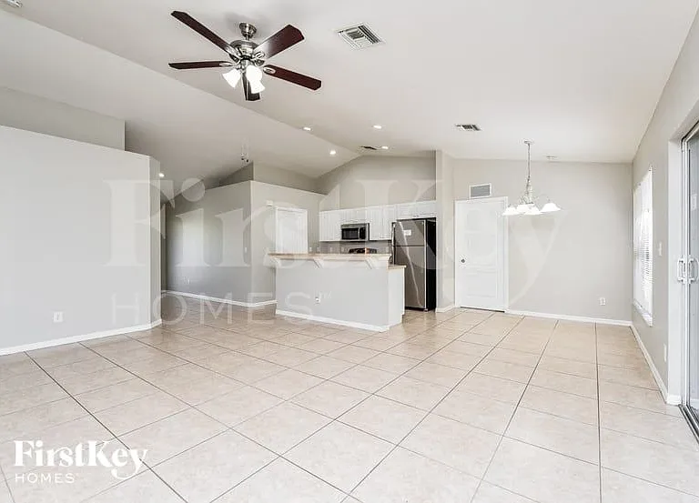 1211 NW 12th Pl — Photo 4