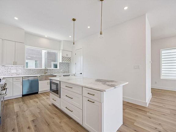 5th image of 1034 W 17th St #B