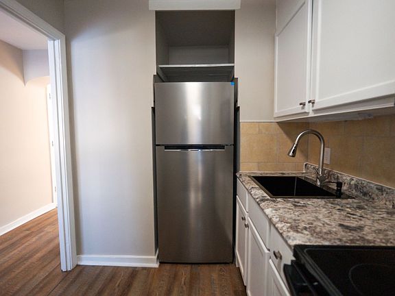 5th image of 1027 17th St NW APT 3