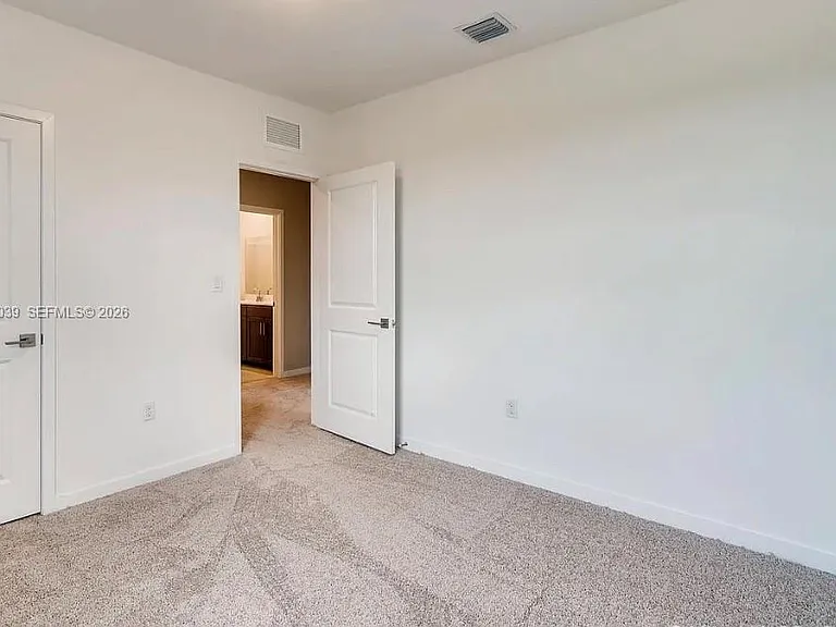 421 NE 6th Ct — Photo 8