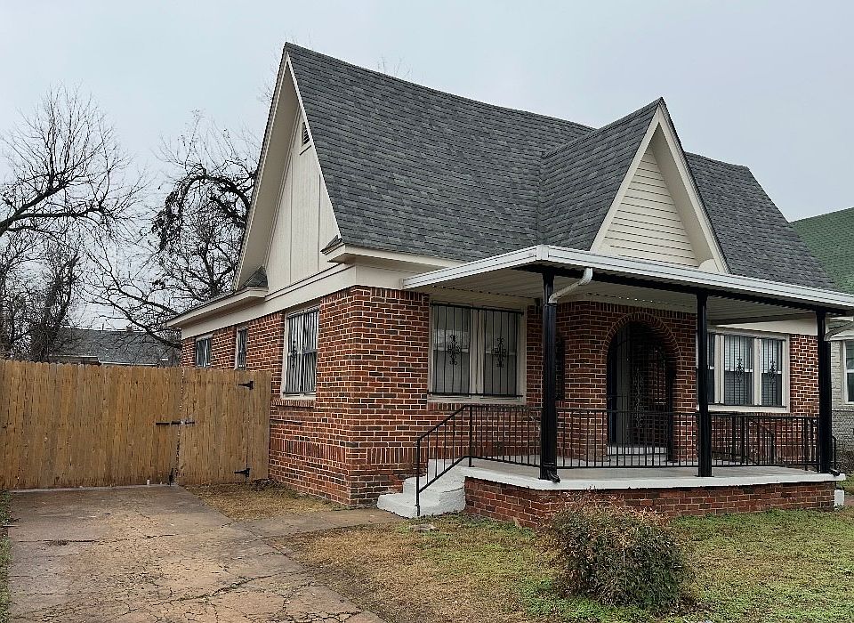 Historic 2 Bedroom/2 full Bath with large, fenced backyard less than 2 miles from downtown and OU Med School & Medical Center.
