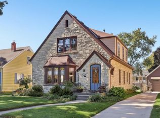 2365 N 82nd St, Wauwatosa, WI 53213