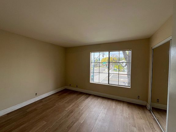 5th image of 2908 W Victory Blvd #K