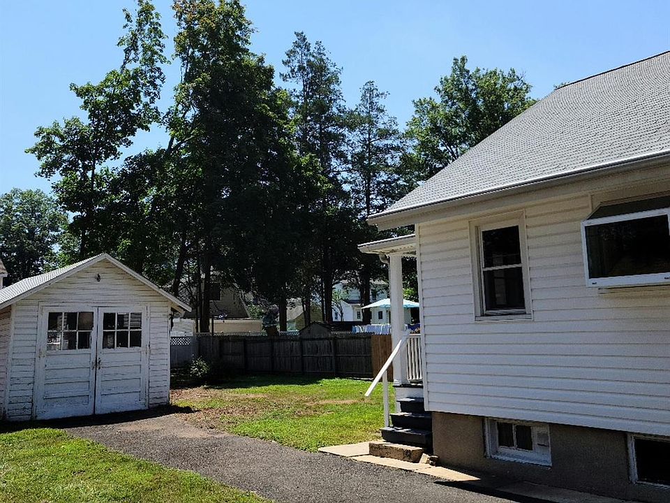 2nd image of 133 2nd St