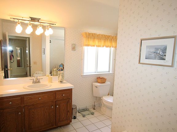 2nd Full bath off of 2nd Bedroom