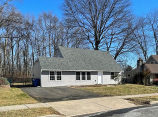 32 Petunia Rd, Levittown, PA 19056