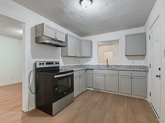 4th image of 3368 Loch Haven Rd