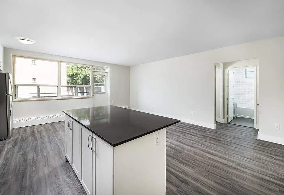 1301 Dundas St W