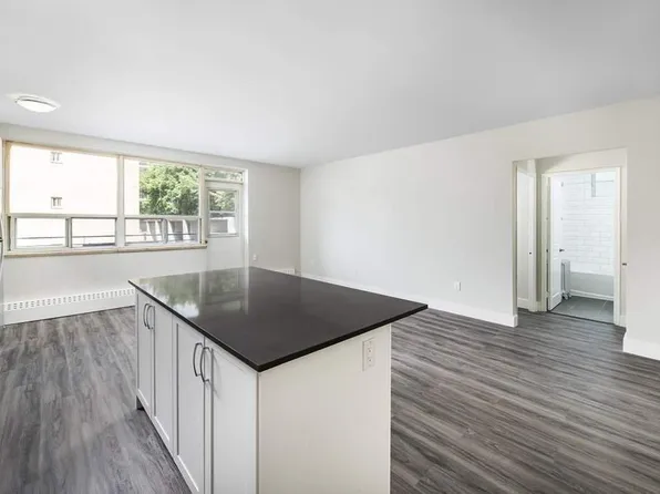 1301 Dundas Street W