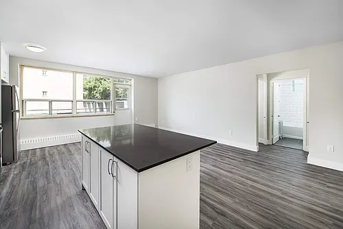 1301 Dundas St W Photo 1