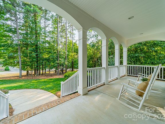 3rd image of 127 Grove Creek Ln