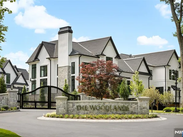 15 Stone Bridge Ct, Demarest, NJ 07627