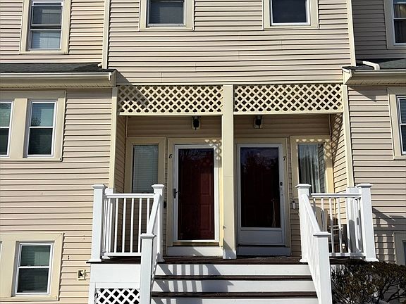 2nd image of 8 Lamplighter Ln #8