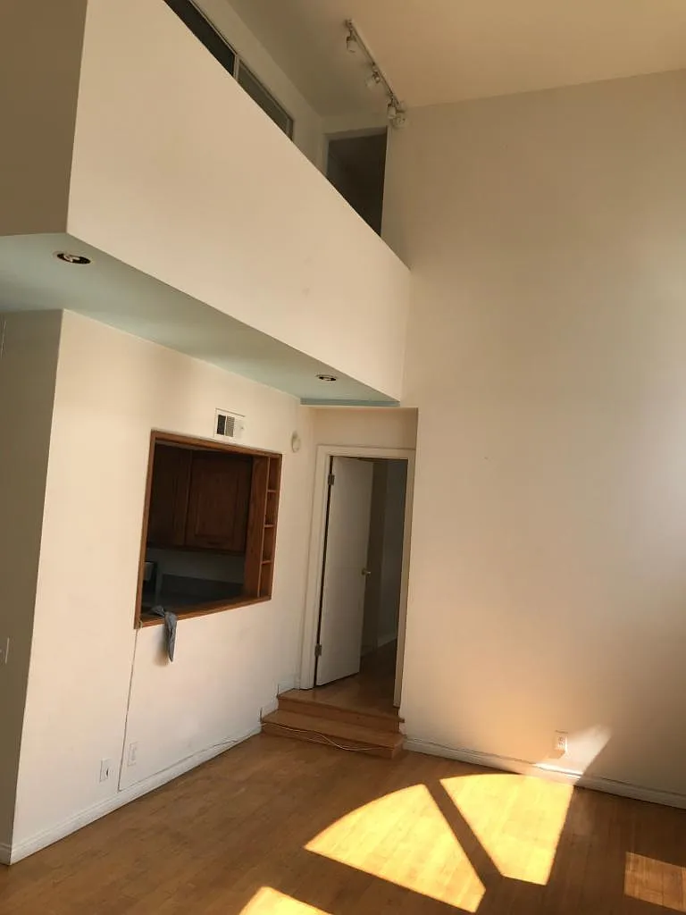 136 S Clark Dr — Photo 4
