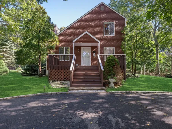 https://photos.zillowstatic.com/fp/4feff57686af594e32a343d592091ada-p_e.webp
