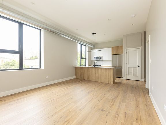 4th image of 6042 N Winthrop Ave #2A