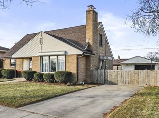 916 Montclair Dr, Racine, WI 53402