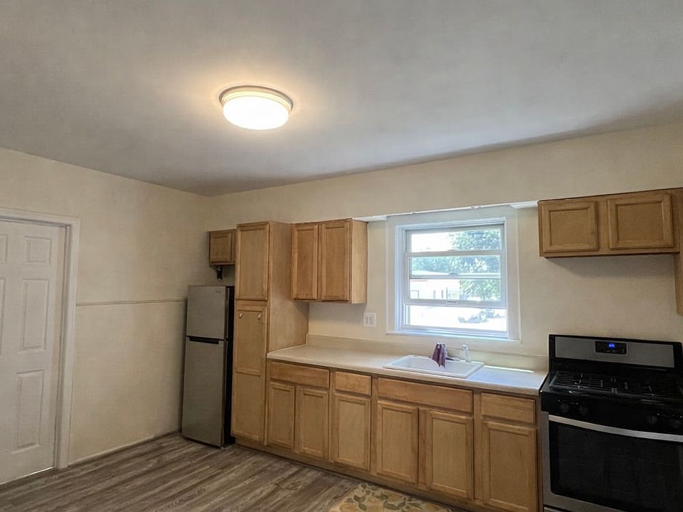 1st image of 32 White Pl Floor 1