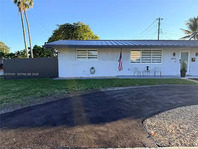 8100 Taft St — Photo 2