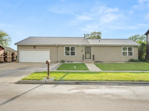 1605 Longwood Dr, Sycamore, IL 60178