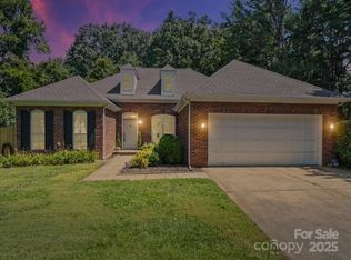 12115 Woodbend Dr, Matthews, NC 28105