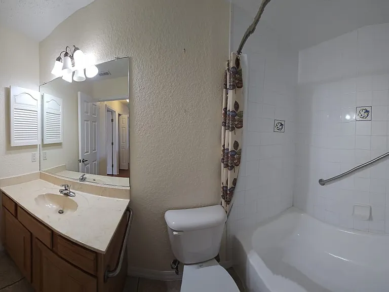 231 NE 28th Ave #101 — Photo 13