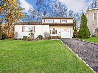 156 Crestview Dr, Middletown, NJ 07748