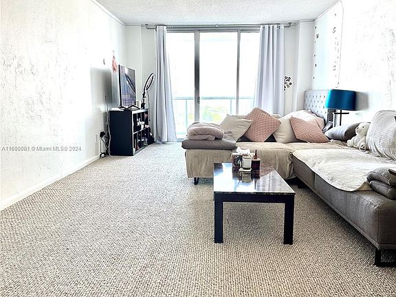 4th image of 19390 Collins Ave APT 1611