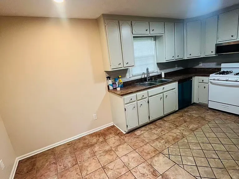 4060 Woodland Dr NW — Photo 6