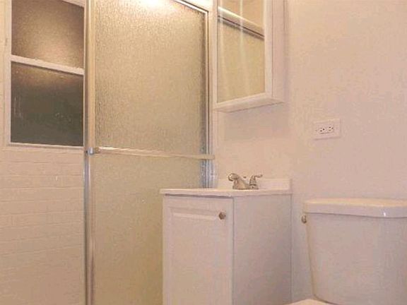5th image of 948 N Western Ave #3