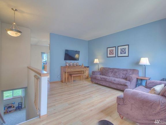 4th image of 1063 E 43rd Street Ct