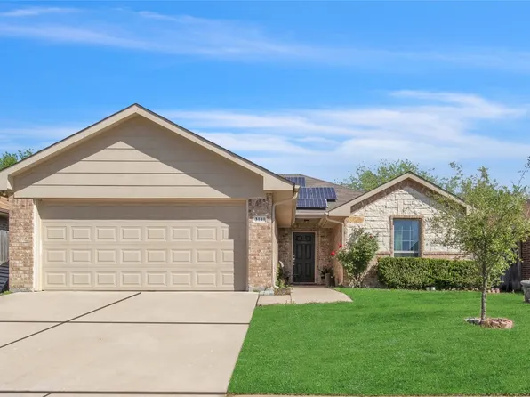 3141 Royal Crest Dr, Fort Worth, TX 76140