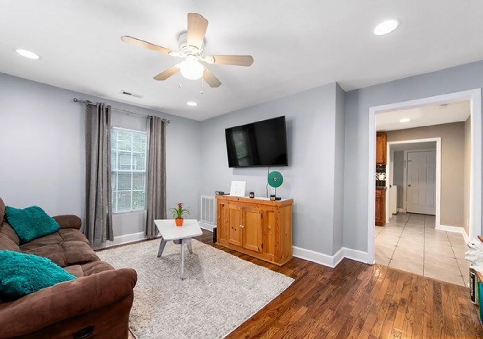 3 Bedroom 1 bath Bungalow — Photo 3