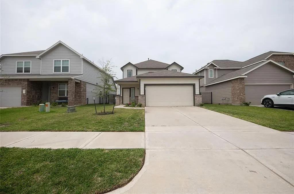 4 bed, 2.5 bath, 2744 sqft, $2,750 — Photo 2