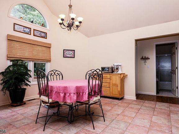 5th image of 11 Country Ln