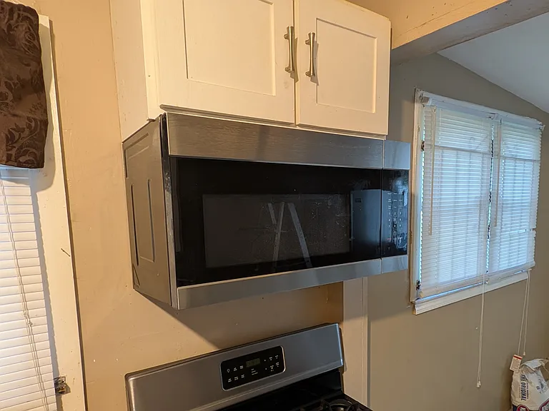 Kitchen Microwave and Cabinets