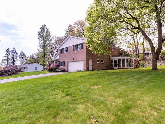 2nd image of 14 Springwood Manor Dr