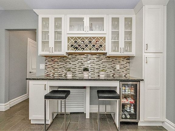 4th image of 423 Essex Ave