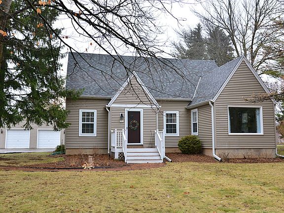 Charming Cape - 4 car garage