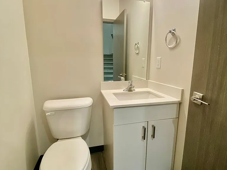 Modern design 3 bed, 2.5 bath duplex available 6/10 Cheney — Photo 7