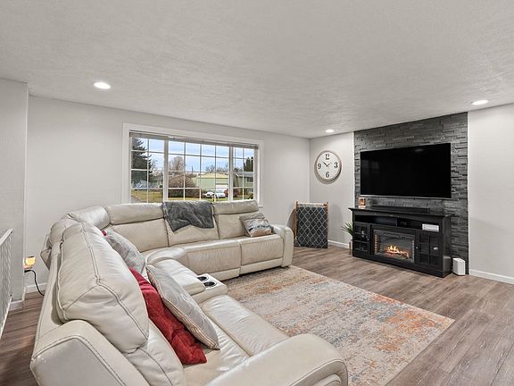 4th image of 127 N Holiday Ct