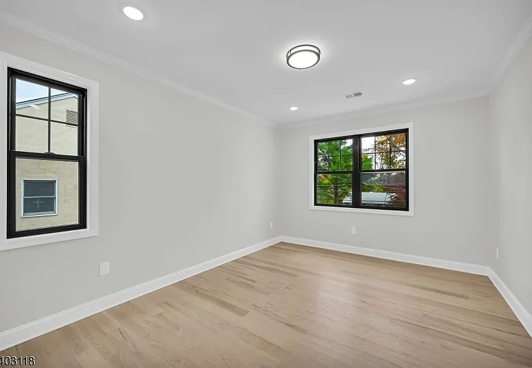 85 Kings Rd — Photo 32