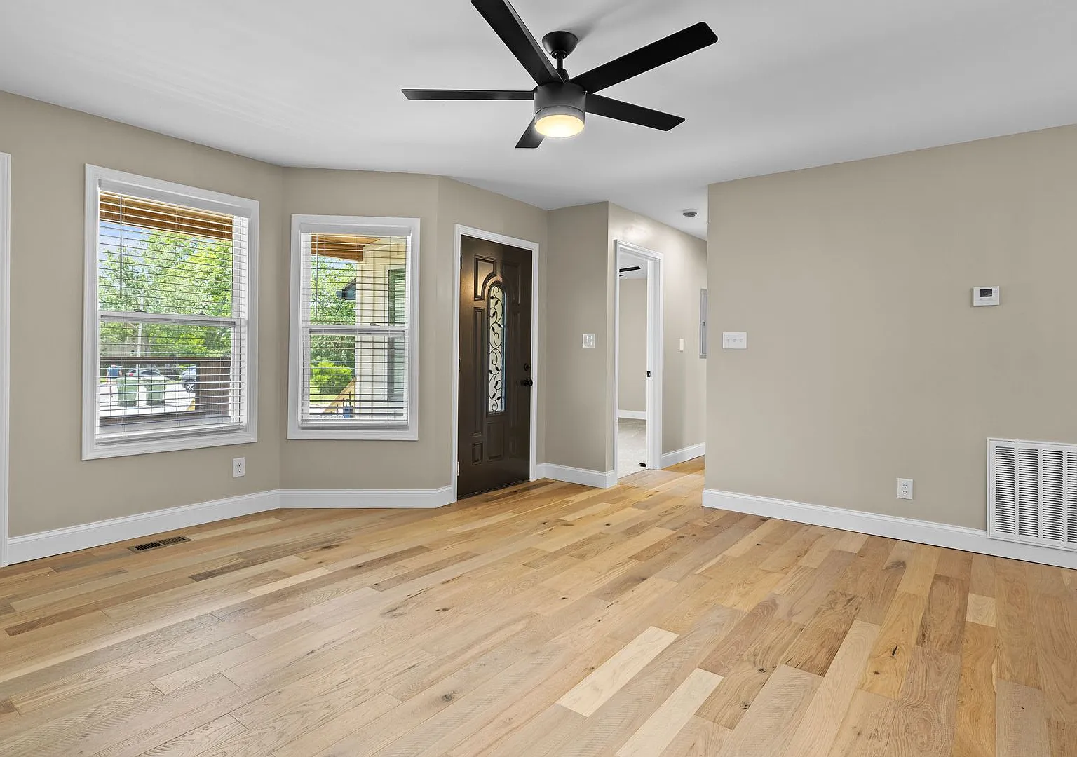 3 bed, 2.0 bath, 1307 sqft, $2,000 — Photo 4