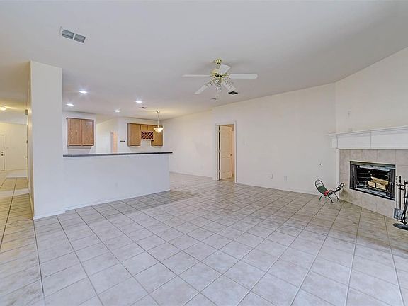 3rd image of 717 Bowie Ln