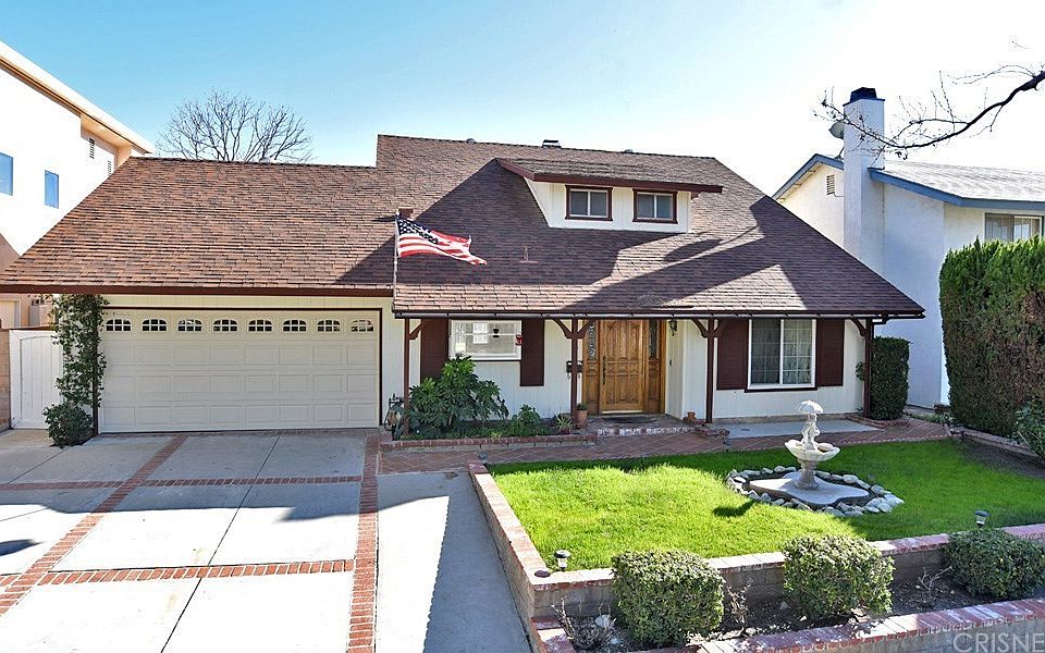 FRONT - Brick trim wide driveway & brick planters