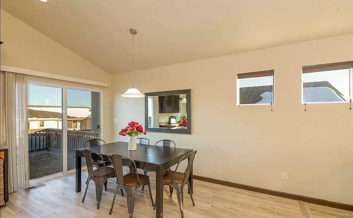 998 Delphinus Pl — Photo 3
